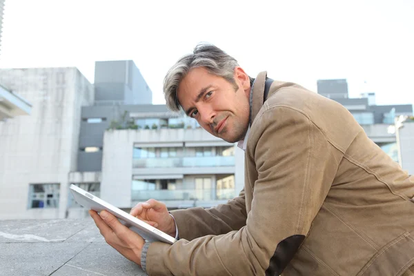 Jóképű srác a város segítségével elektronikus tabletta — Stock Fotó