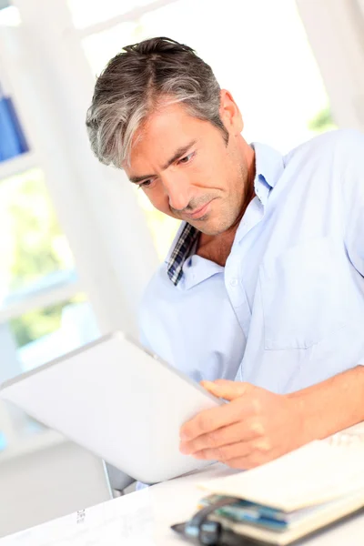 Büroangestellte mit elektronischem Tablet — Stockfoto