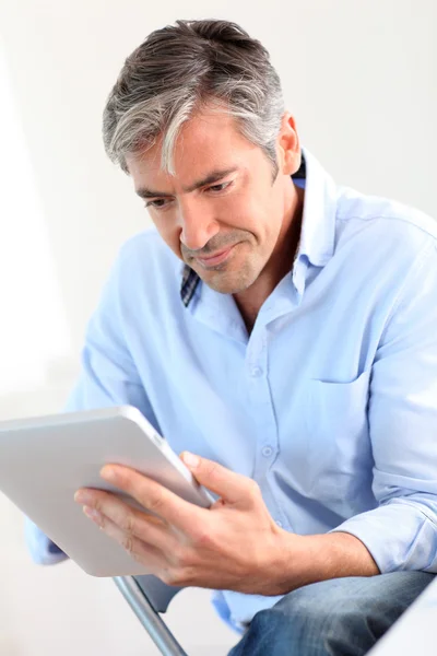 Office worker using electronic tablet — Stock Photo, Image