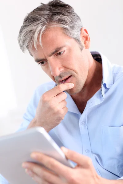 Pracownik biurowy przy użyciu elektronicznych tabletki — Zdjęcie stockowe