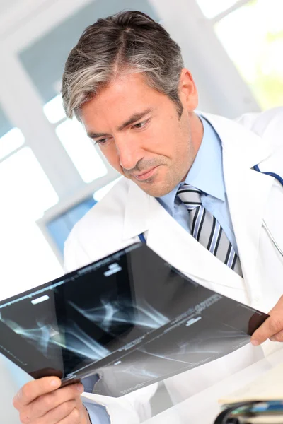 Hombre mirando los resultados de rayos X — Foto de Stock
