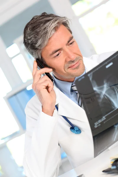 Médico chamando paciente para dar resultados médicos — Fotografia de Stock