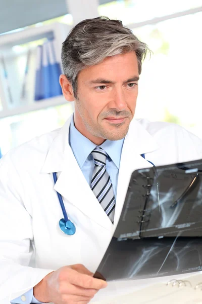 Homem olhando para os resultados de raios X — Fotografia de Stock