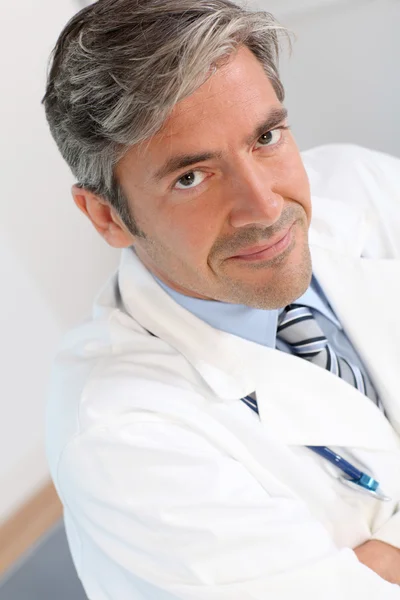Retrato del guapo doctor —  Fotos de Stock