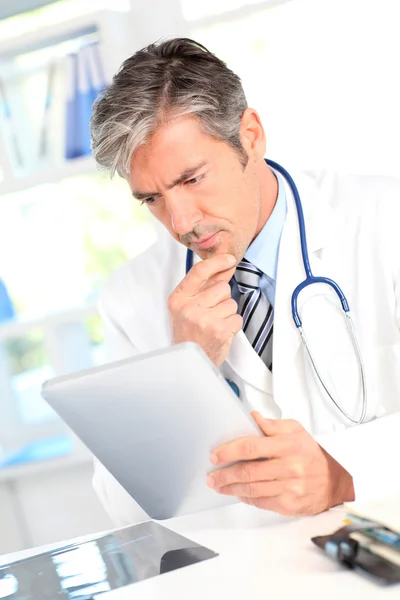 Retrato de médico usando comprimido eletrônico — Fotografia de Stock