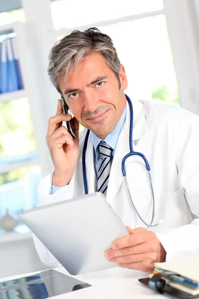 Retrato de médico usando comprimido eletrônico — Fotografia de Stock