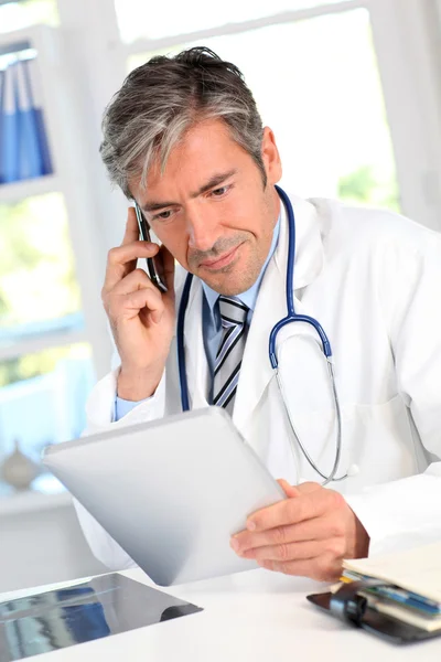 Retrato de médico usando comprimido eletrônico — Fotografia de Stock