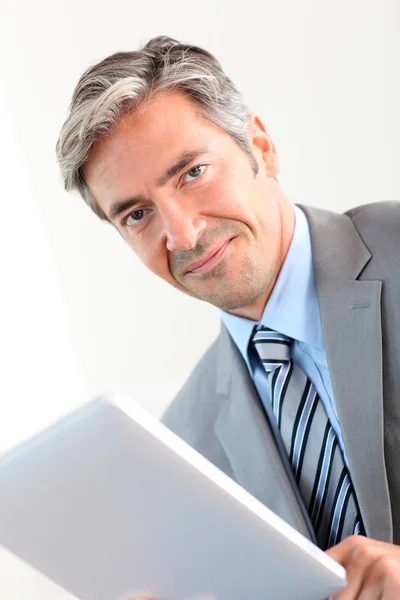 Retrato de homem de negócios usando tablet eletrônico — Fotografia de Stock