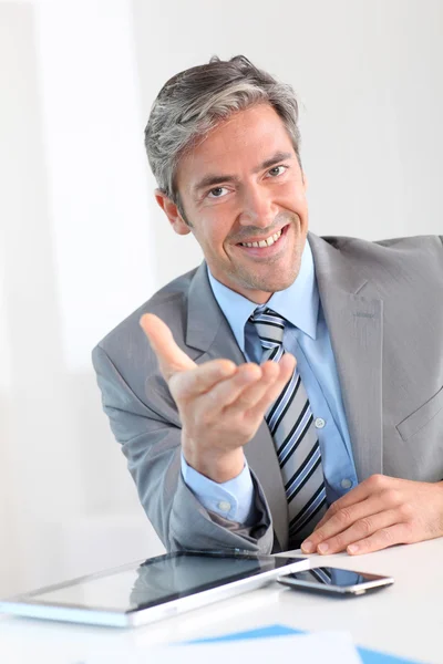 Businessman giving product advantages to client — Stock Photo, Image