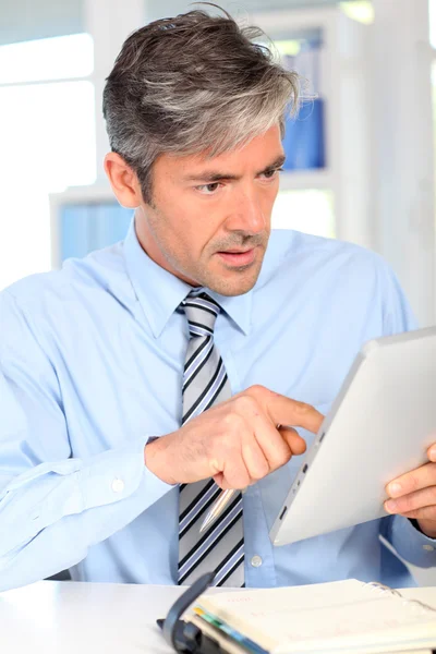 Gestionnaire au bureau utilisant une tablette électronique — Photo