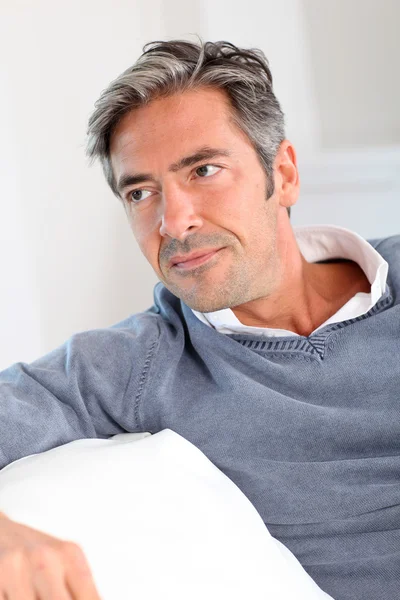 Schöner Mann entspannt sich im Sofa zu Hause — Stockfoto