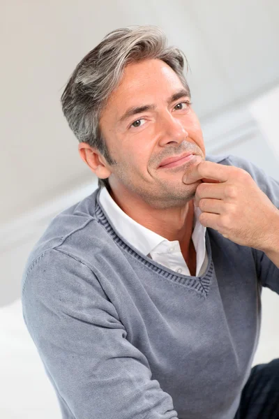 Schöner Mann entspannt sich im Sofa zu Hause — Stockfoto