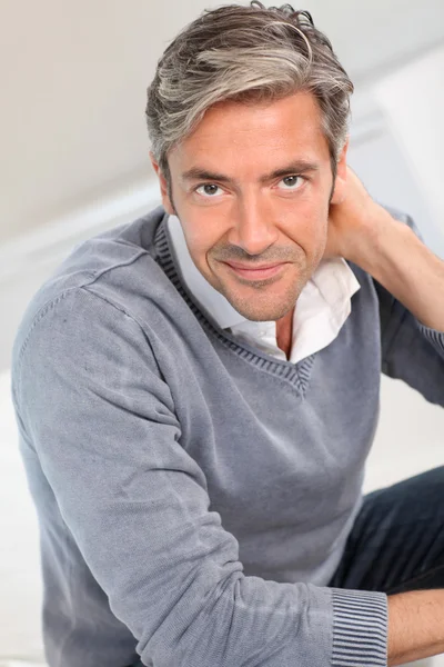 Hombre guapo relajándose en el sofá en casa —  Fotos de Stock