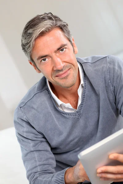 40-year-old man at home using electronic tablet — Stock Photo, Image