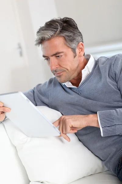 40 岁男子在家里使用电子平板电脑 — 图库照片