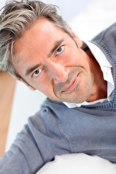 Beau homme relaxant dans le canapé à la maison — Photo