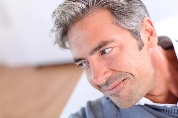 Schöner Mann entspannt sich im Sofa zu Hause — Stockfoto