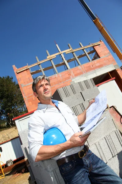 Entreprenör på byggnadsplatsen med tablett — Stockfoto