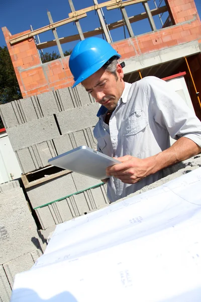 Gestionnaire de construction utilisant une tablette électronique sur le chantier — Photo