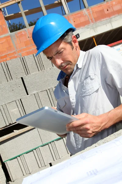 Správce stavby pomocí elektronických tabletu na staveništi — Stock fotografie