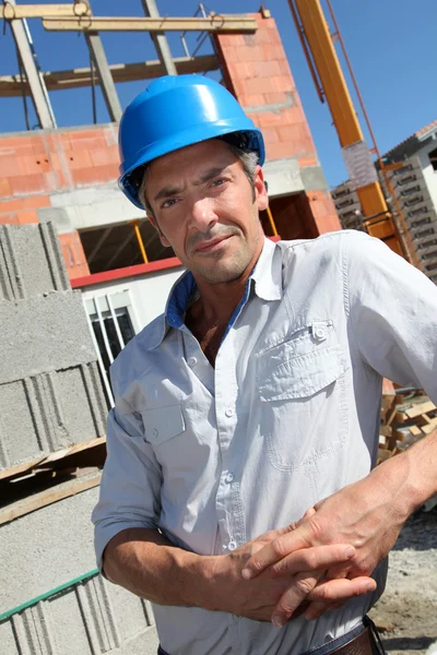 Retrato de trabalhador da construção com capacete de segurança — Fotografia de Stock