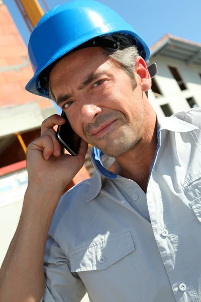 Kék biztonsági sisak mobiltelefonon beszélő mérnök — Stock Fotó
