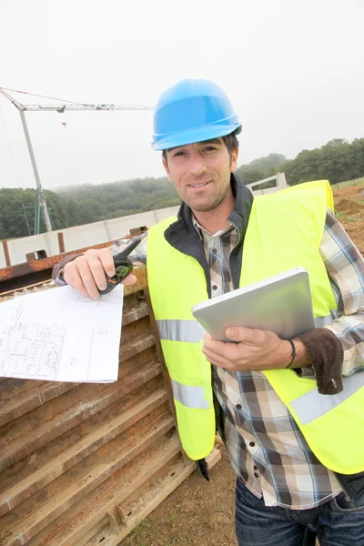 Polier auf Baustelle mit Walkie-Talkie — Stockfoto