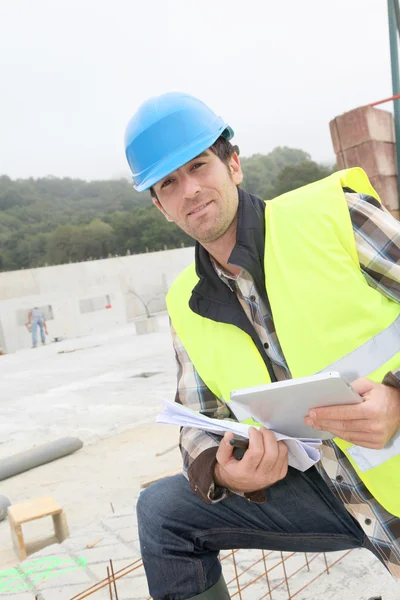 Construction manager using electronic tablet on site — Stock Photo, Image