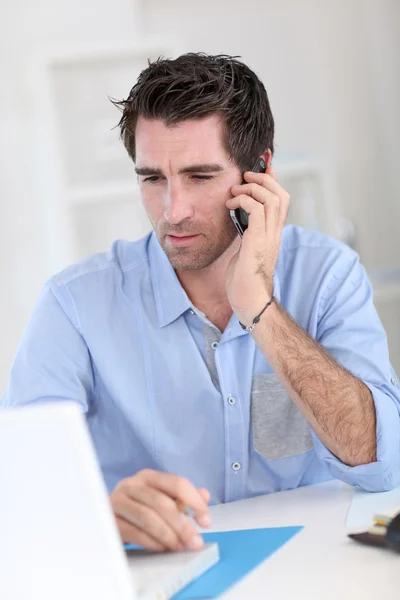 Büroangestellte telefoniert mit Handy — Stockfoto