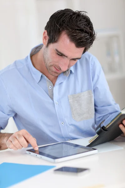 Travailleur de bureau utilisant une tablette électronique — Photo