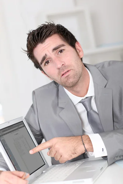 Uomo d'affari che mostra qualcosa sul computer portatile — Foto Stock