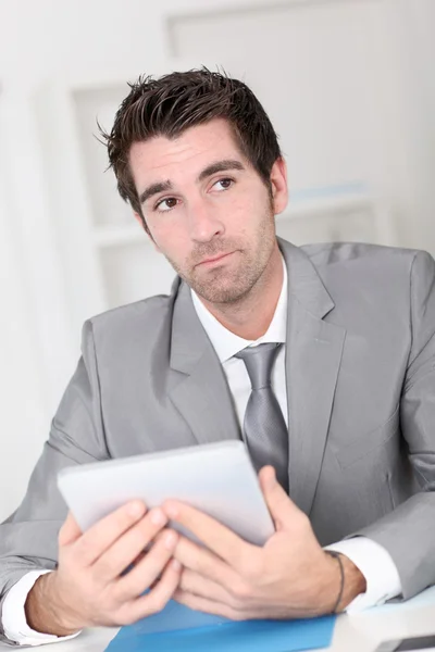 Porträt eines coolen Geschäftsmannes — Stockfoto