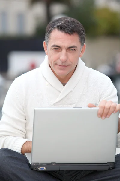 Hombre usando el ordenador portátil fuera —  Fotos de Stock