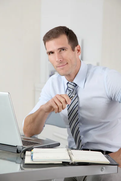 Mand, der arbejder på kontoret med bærbar computer Royaltyfrie stock-billeder