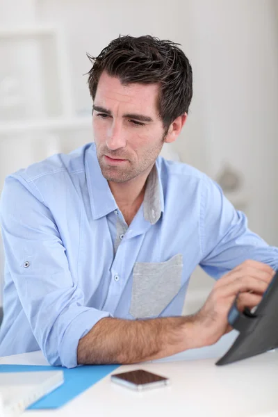 Kantoor werknemer schrijven op agenda Rechtenvrije Stockfoto's