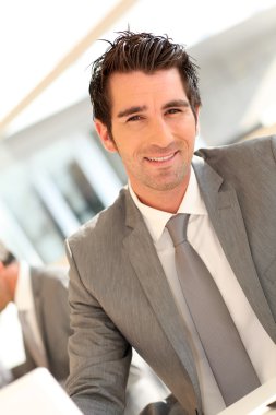 Gülümseyen iş adamının portresi