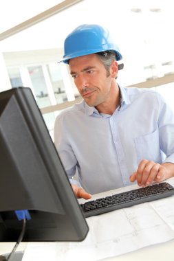 İnşaat plan çalışan ofis mühendisi