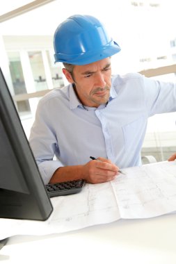 İnşaat plan çalışan ofis mühendisi