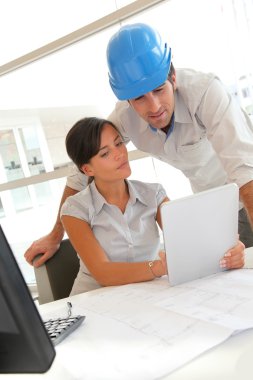 office elektronik tablet ile çalışan mimarlar