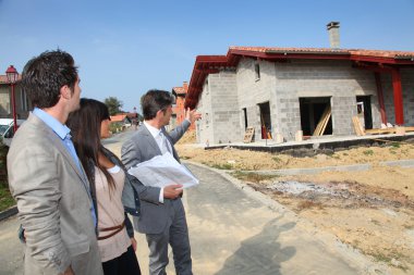 Genç ev yatırımcılar için plan gösteren emlakçı