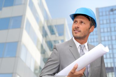 modern binanın ön plan ile mühendis