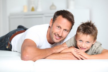 Baba ve oğul evde closeup