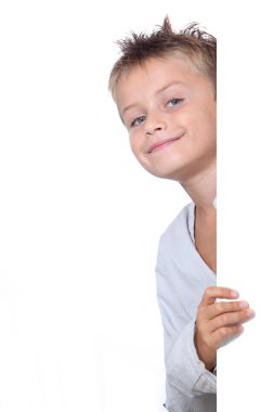 mesaj panosu ile küçük çocuk