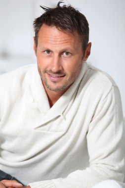 hansdsome adam beyaz kazaklı closeup