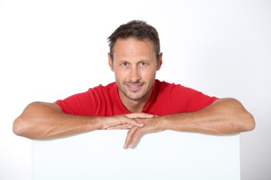 Beyaz tahta gösterilen kırmızı tişörtlü adam