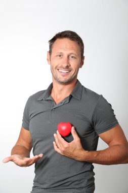 Kırmızı kalp onun elinde tutan adam