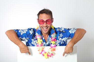hawaiian gömlek olan adam