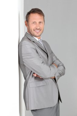 işadamı ifadeler yapıyor
