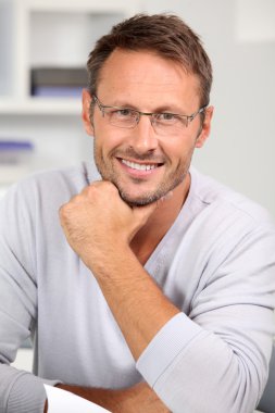 gözlük yakışıklı adam