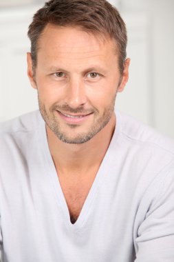 yakışıklı bir adam portresi